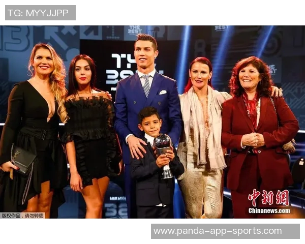 足球四大巨星合影:三位女球员与一位男球员齐聚一堂,共享荣耀时刻