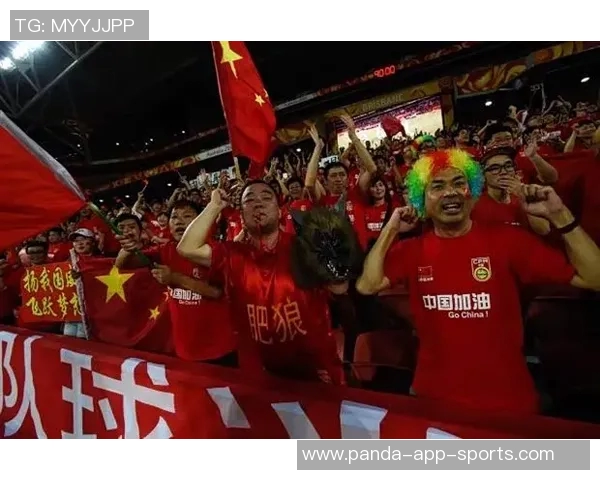 足球明星亲密互动：深情一吻点燃赛场外的浪漫与激情